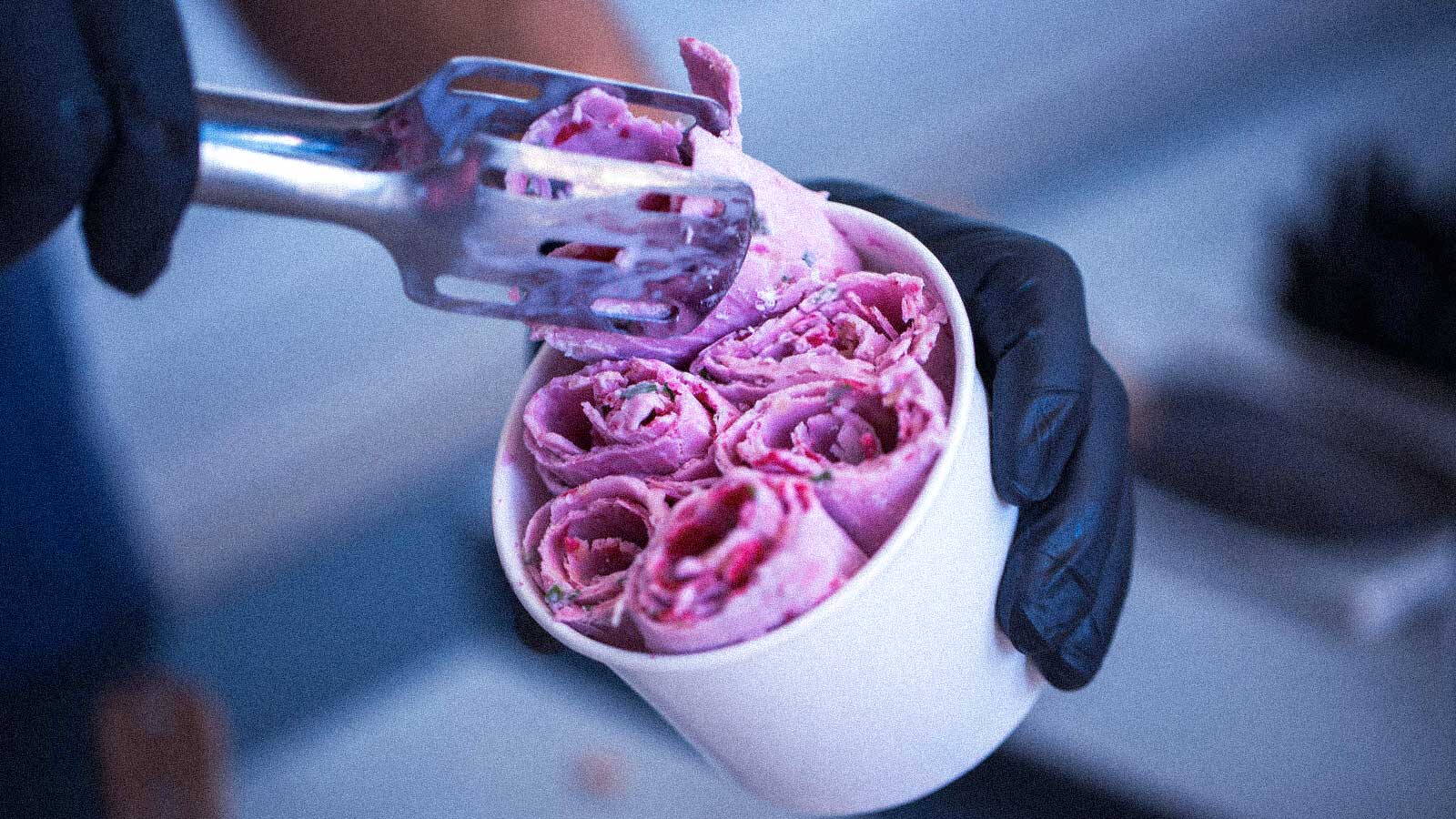 Mesin Es Krim Roll Ciptakan Ice Cream Gulung yang Unik