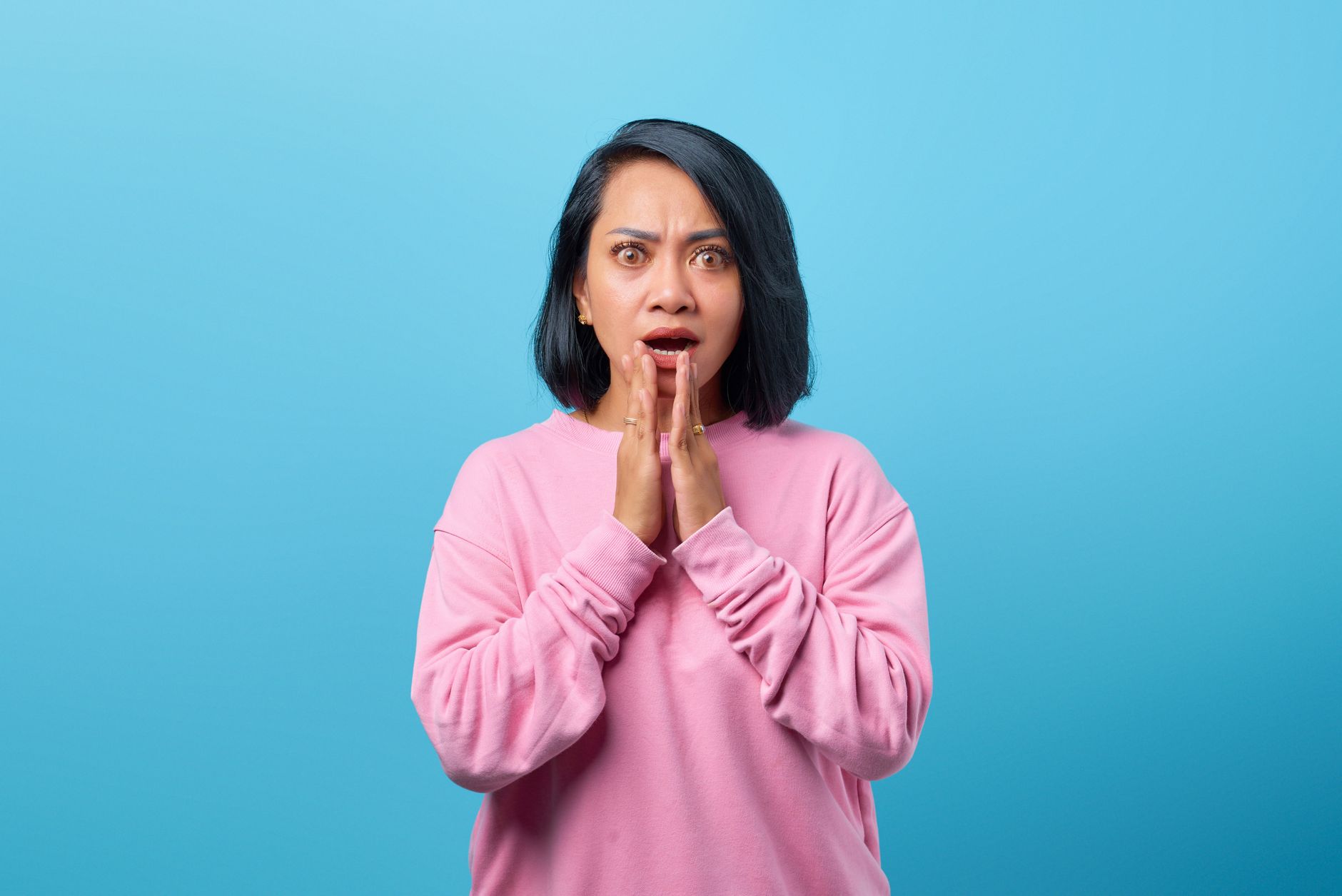 Ilustrasi teknik mengatasi kecemasan berlebih dengan pernapasan, meditasi, dan pola pikir positif.