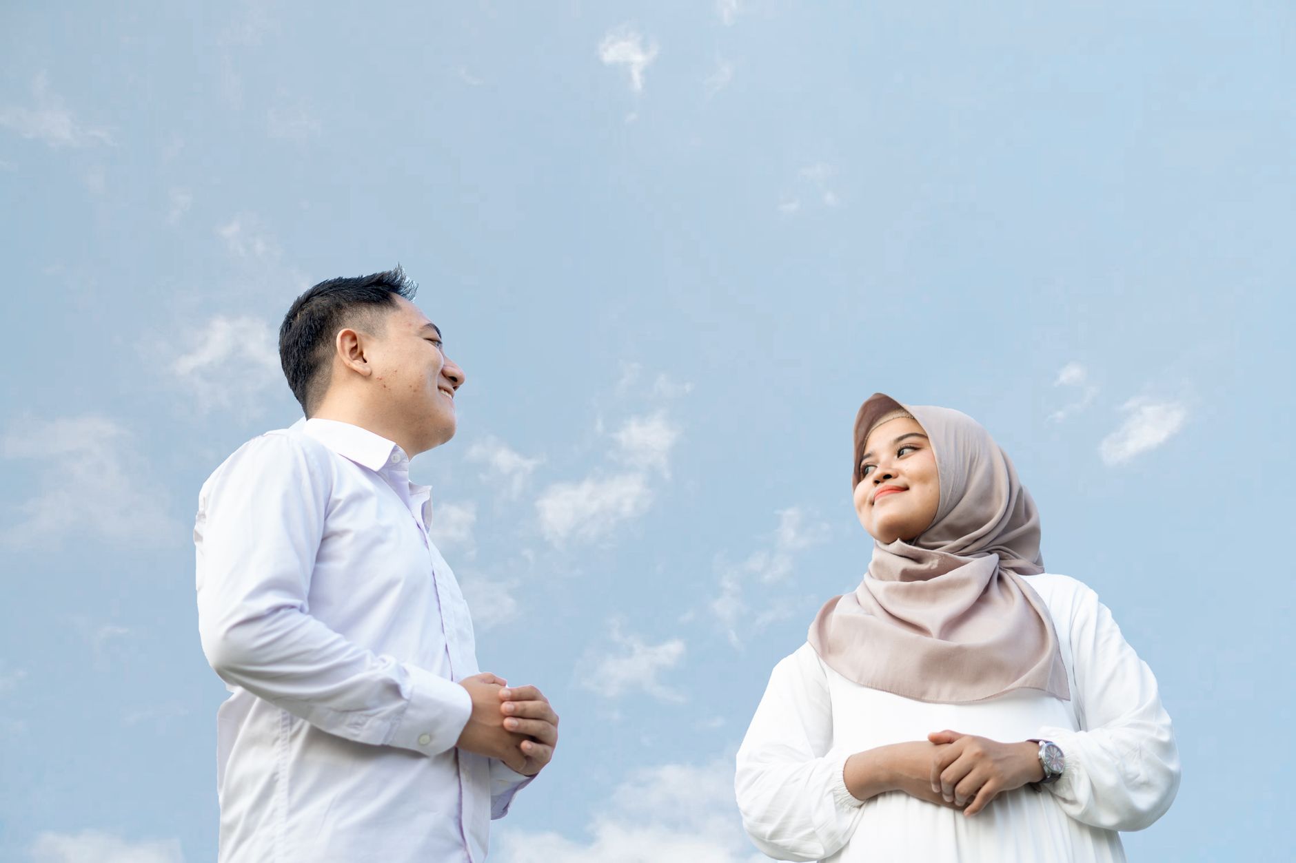 Pasangan berpelukan dengan senyum hangat, simbol hubungan asmara yang saling menghargai dan mendukung