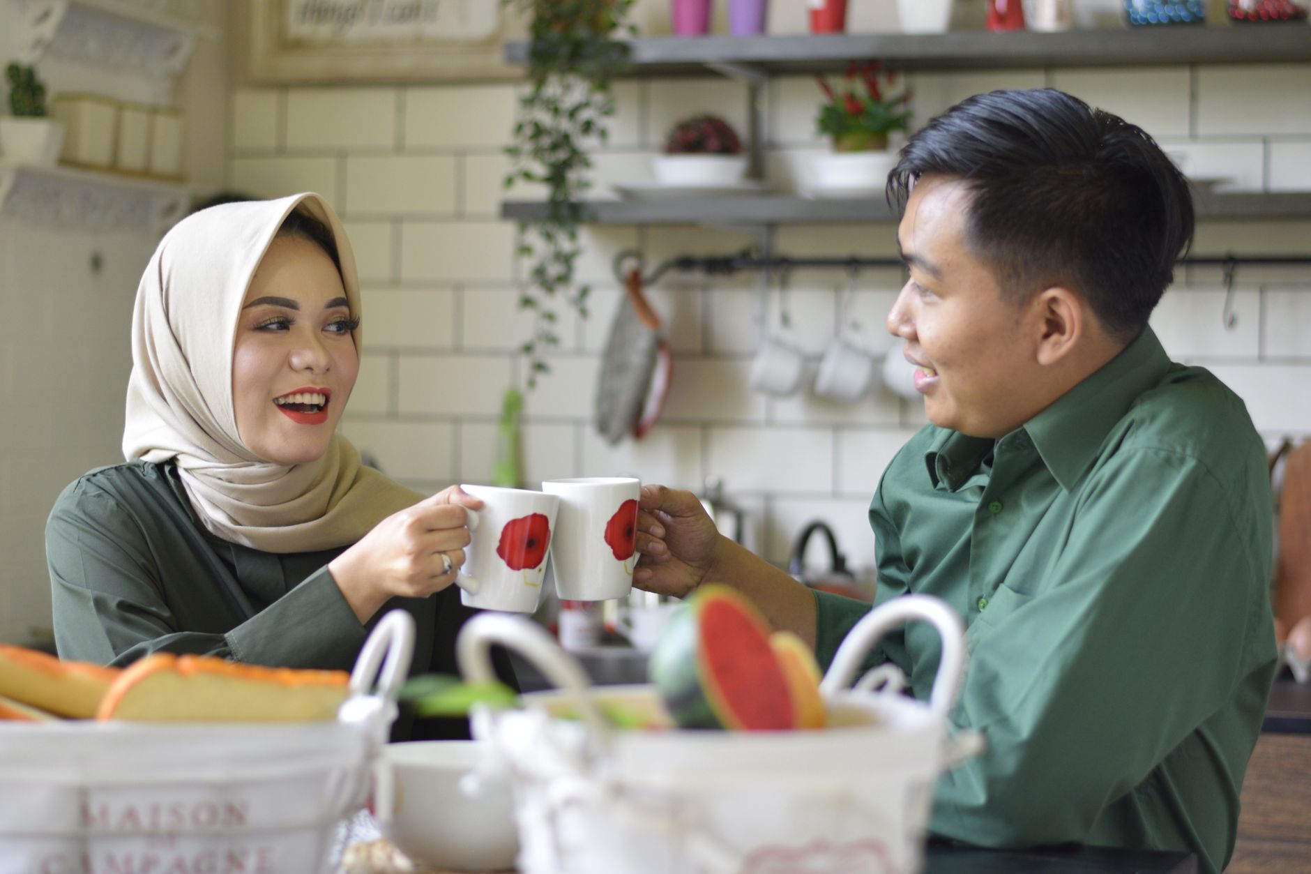 Pasangan tersenyum berpelukan, menunjukkan komunikasi terbuka dan dukungan dalam hubungan yang sehat.