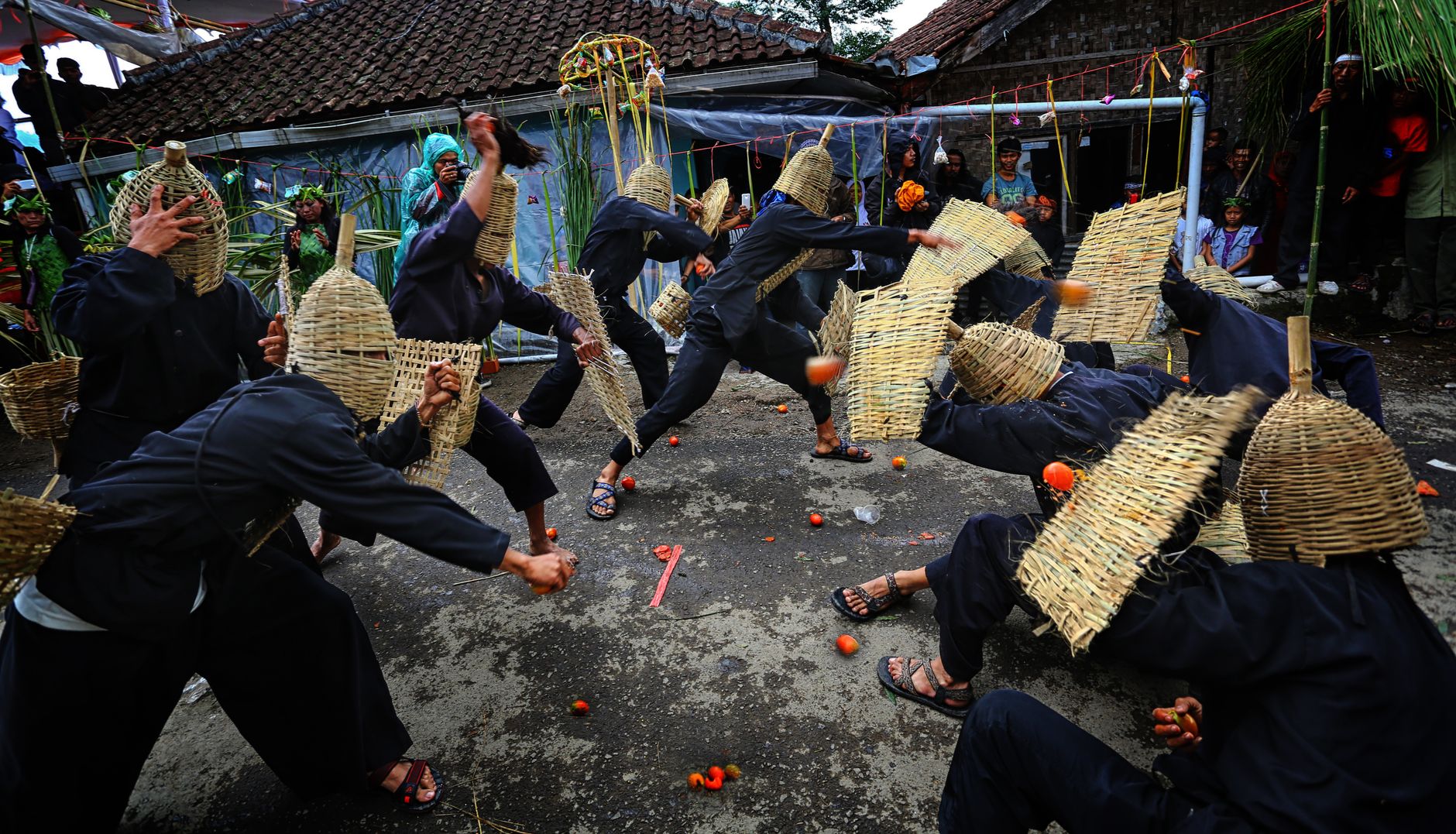 Wajah seseorang menatap kosong, menampilkan kegelisahan yang dalam dengan alis berkerut dan mata berkaca.
