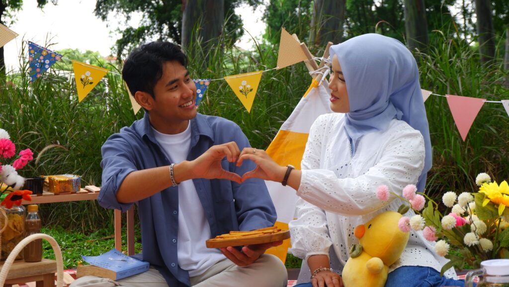 Temukan kunci utama dalam sebuah hubungan lewat 3 langkah sederhana yang dapat memperkuat ikatan, meningkatkan kepercayaan, dan menciptakan kebahagiaan bersama.